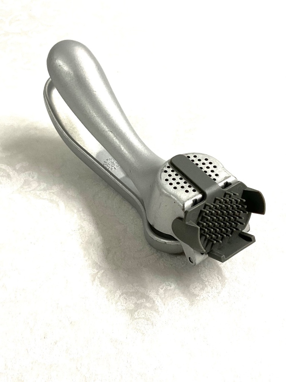 Pampered Chef Garlic Press w/ cleaning tool